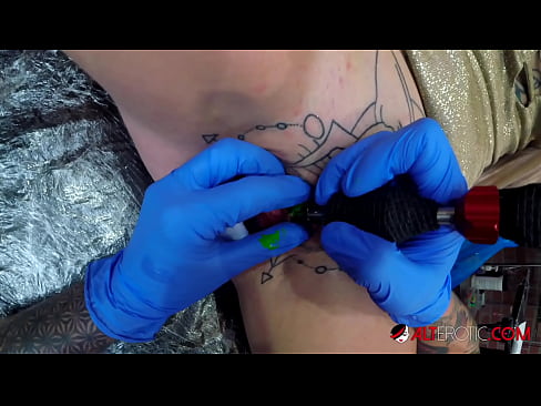 ❤️ Sully Savage mai tsananin jarfa ta yi tattoo a kan kwarin ta ❤ Ingantacciyar iskanci ﹏
